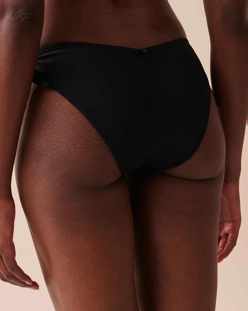 Bas de bikini brésilien coupe en V noué aux hanches texturé