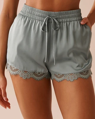 Short en satin bordure de dentelle