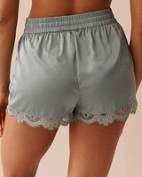 Short en satin bordure de dentelle