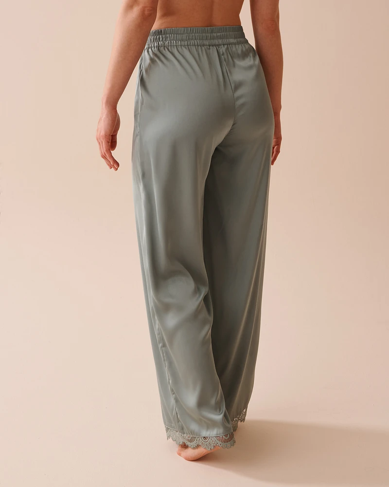 Pantalon en satin bordure de dentelle
