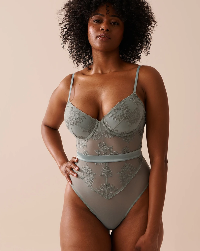 Combiné tanga en résille brodée