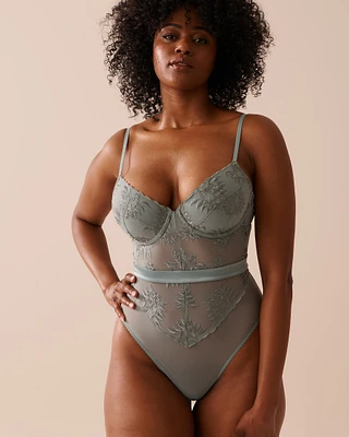 Combiné tanga en résille brodée