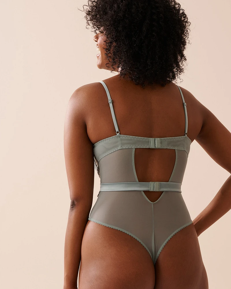 Combiné tanga en résille brodée