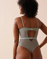 Combiné tanga en résille brodée