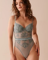 Combiné tanga en résille brodée