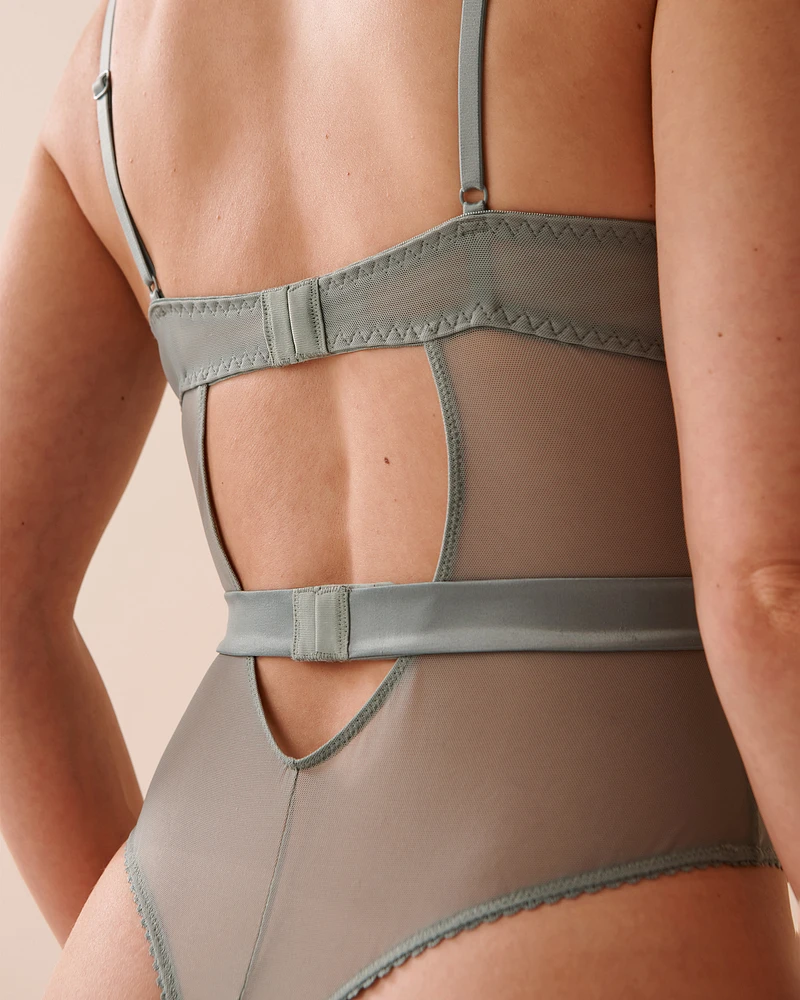 Combiné tanga en résille brodée