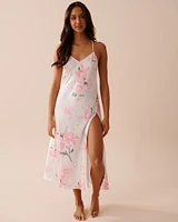 Nuisette longue en satin à fleurs roses