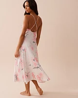 Nuisette longue en satin à fleurs roses