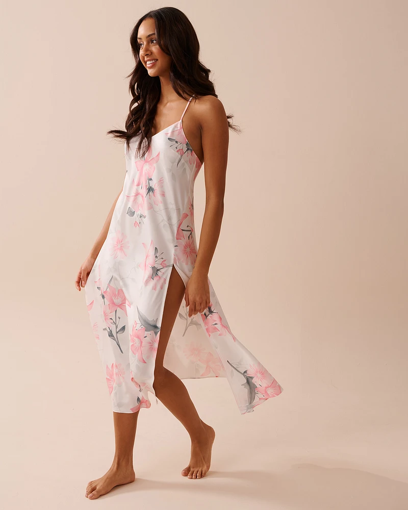 Nuisette longue en satin à fleurs roses