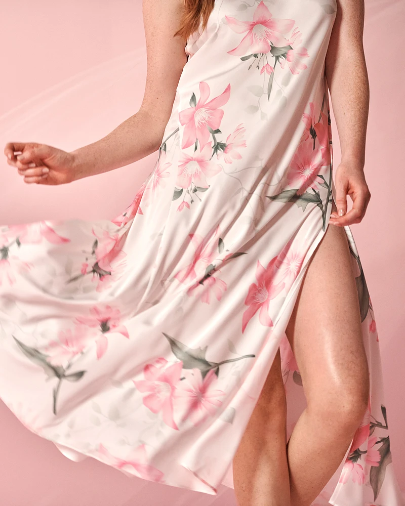 Nuisette longue en satin à fleurs roses