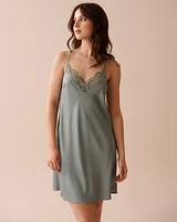 Nuisette en satin bordure de dentelle