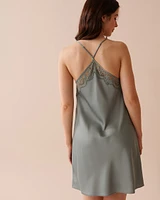 Nuisette en satin bordure de dentelle