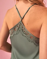 Nuisette en satin bordure de dentelle