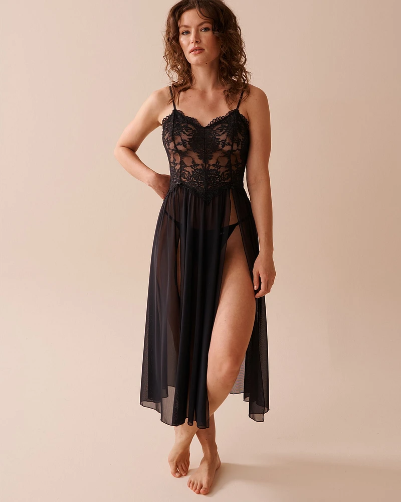 Nuisette longue en dentelle et résille