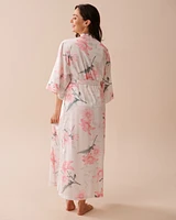 Kimono long en satin à fleurs roses