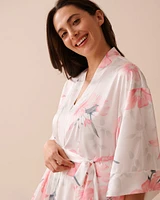 Kimono long en satin à fleurs roses