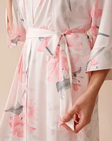 Kimono long en satin à fleurs roses