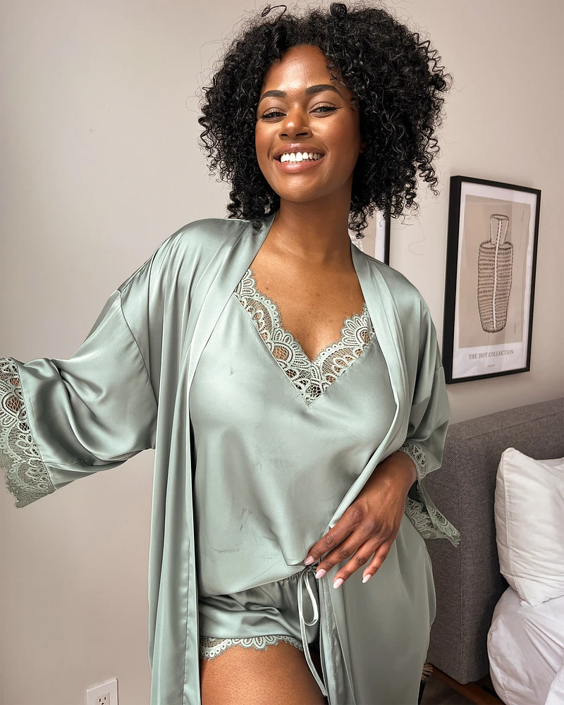 Camisole en satin bordure de dentelle