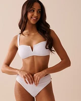 Bas de bikini brésilien texturé à coupe échancrée