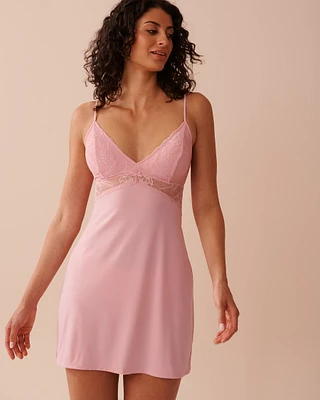 Nuisette en microfibre avec insertions de dentelle
