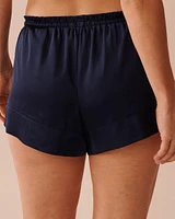 Short en satin à volants