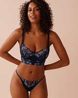 Culotte string ajustable en dentelle brodée et résille