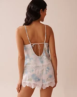 Camisole en satin et dentelle imprimé roses bleues
