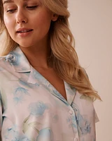 Chemisier manches courtes en satin imprimé roses bleues