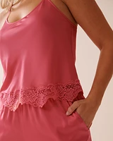 Camisole en satin bordure de dentelle