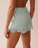 Short en satin bordure de dentelle
