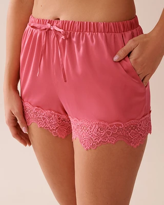 Short en satin bordure de dentelle