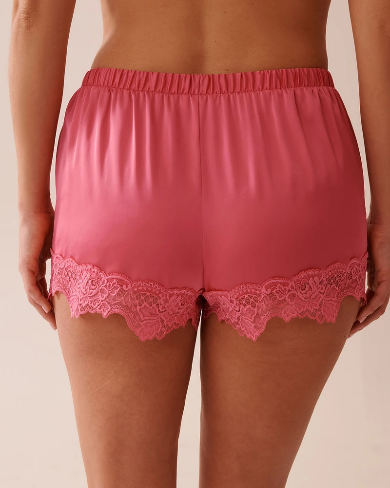 Short en satin bordure de dentelle