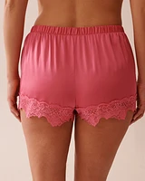 Short en satin bordure de dentelle