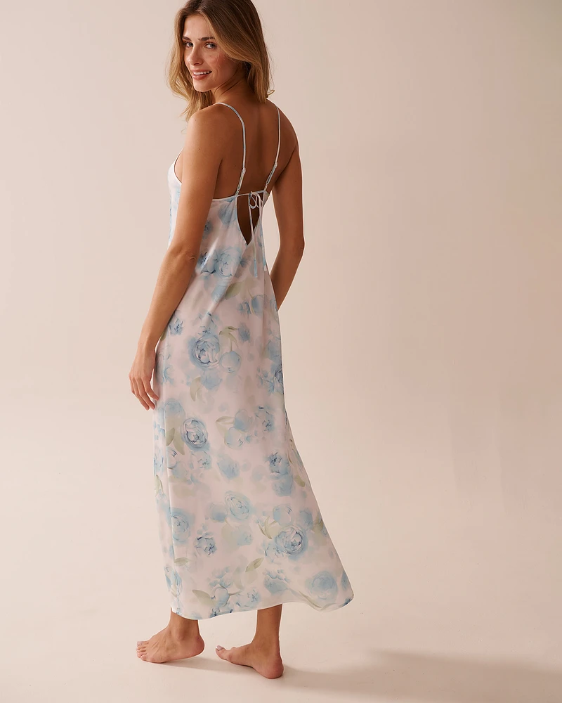 Nuisette longue en satin imprimé roses bleues