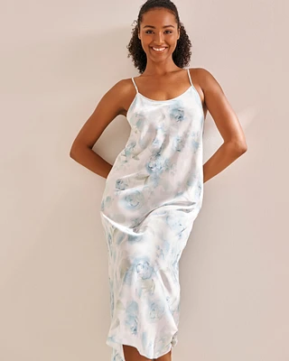 Nuisette longue en satin imprimé roses bleues