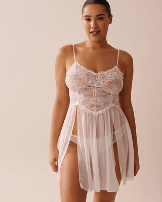 Nuisette fendue en dentelle florale et résille