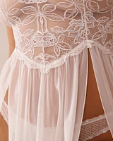 Nuisette fendue en dentelle florale et résille