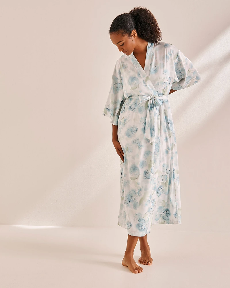 Kimono long en satin imprimé roses bleues