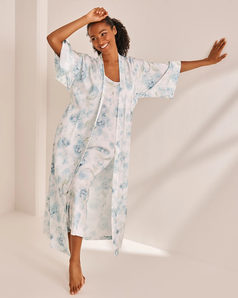 Kimono long en satin imprimé roses bleues