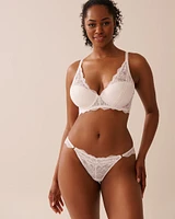 Culotte tanga en dentelle festonnée