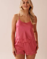 Camisole en satin bordure de dentelle