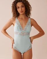 Combiné plongeant en microfibre et dentelle florale