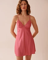 Nuisette en satin détails de dentelle
