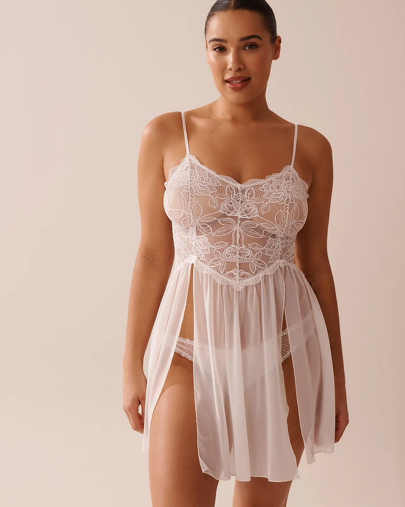 Nuisette fendue en dentelle florale et résille