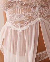 Nuisette fendue en dentelle florale et résille