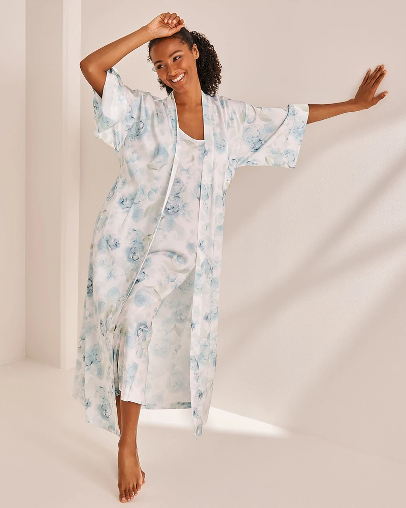 Kimono long en satin imprimé roses bleues