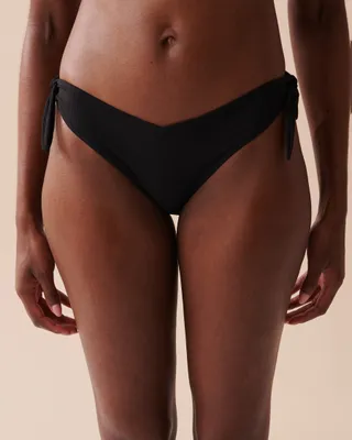 Bas de bikini brésilien coupe en V noué aux hanches texturé