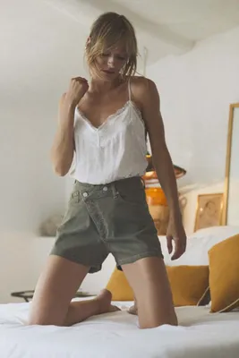 Short Mosta en jeans kaki clair à fermeture asymétrique