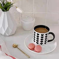 Tasse avec motif de coeurs noirs