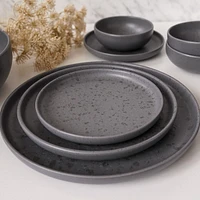 Assiette « Uno Terra » par Mesa Ceramics